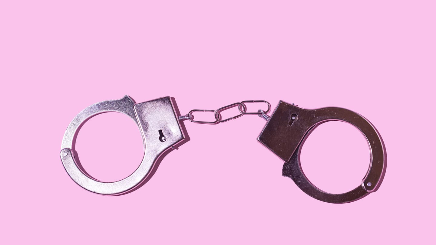 How To Handcuff Someone With One Arm: Police Techniques & Adaptability