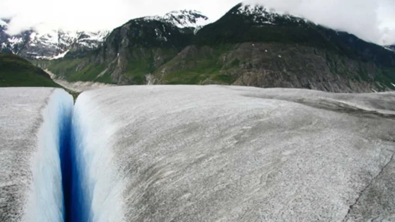 Mountain Crevice vs. Crevasse: Glacial Dangers and Rock Formations