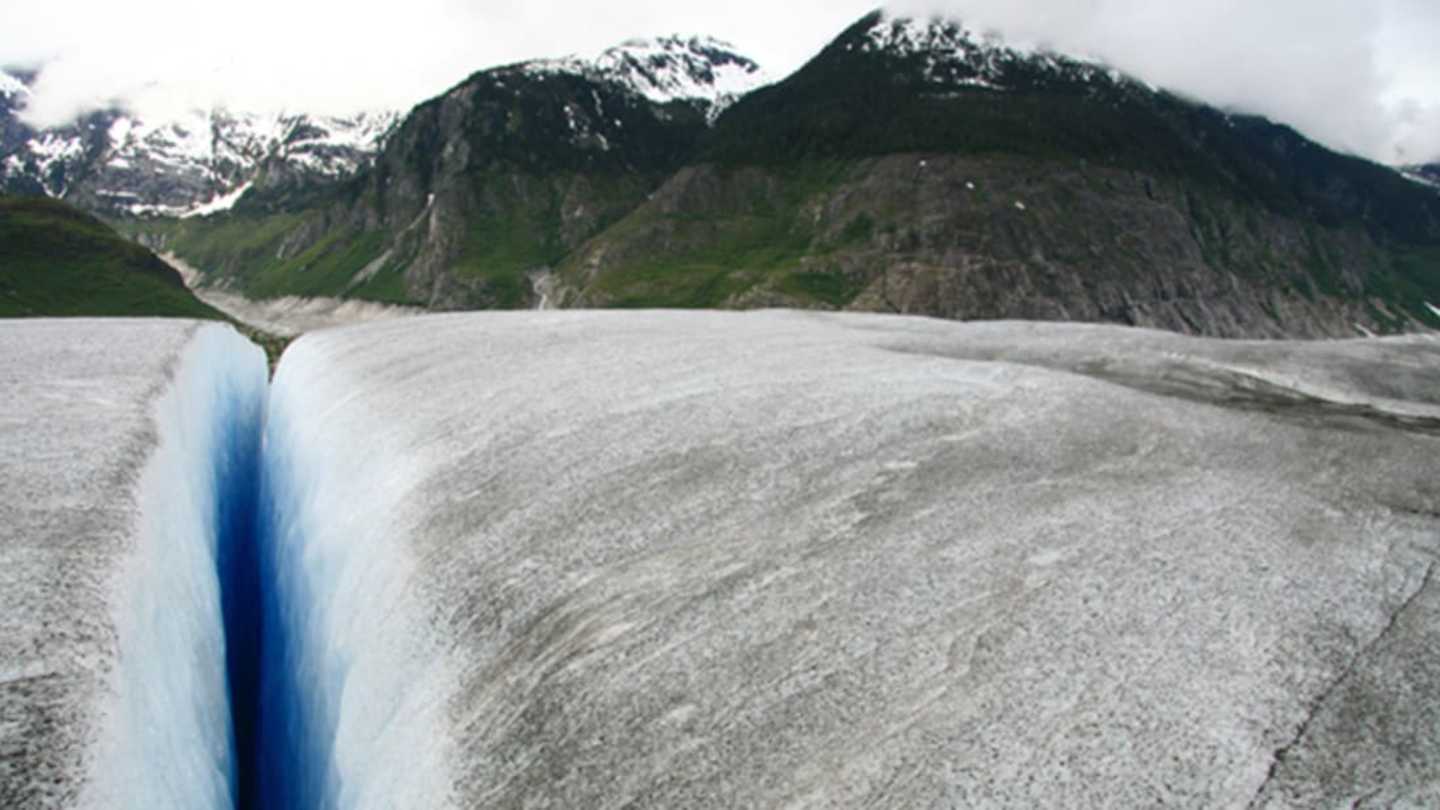 Mountain Crevice vs. Crevasse: Glacial Dangers and Rock Formations