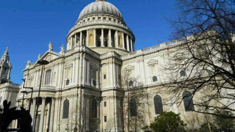 What Are Two Famous Examples of Whispering Galleries?