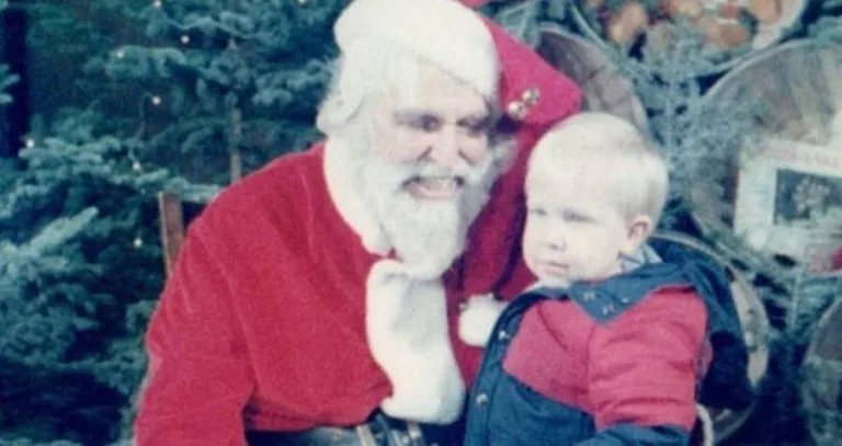 Creepy Mall Santa: History & Unsettling Images