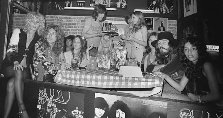 Famous Groupies of the 90s: Influence & Impact on Rock History