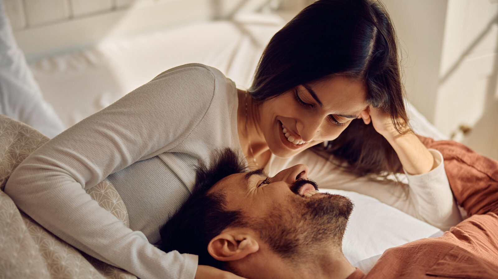 11 Signs Of A Happy Relationship Based On Psychology