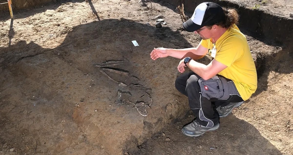 Archaeological excavation of a 7,000-year-old Linear Pottery culture burial and longhouse in Leipzig